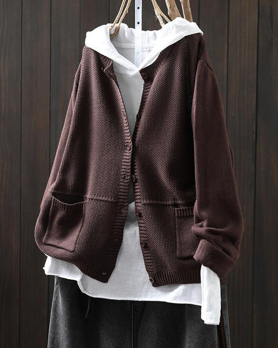 Swobodny i wygodny sweterek z kaszmiru w jednolitym kolorze, zapinany na guziki 03