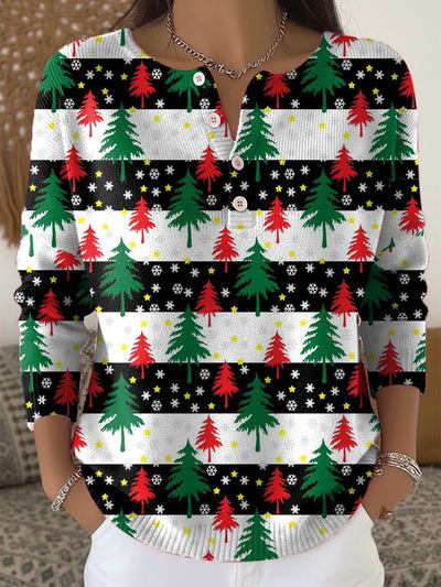 Elegancki i wygodny sweter w czarno-białe paski ze wzorem choinki i ozdobnymi guzikami przy kołnierzyku