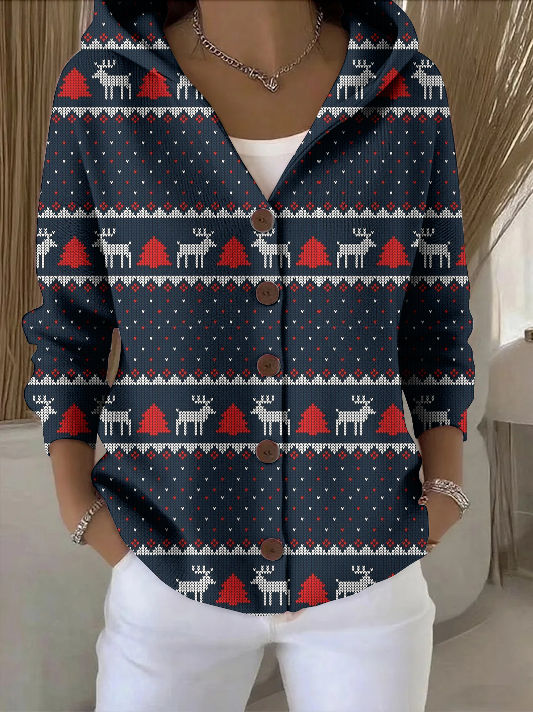 Elegancki i wygodny ciemnoniebieski kardigan z kapturem i wzorem choinki, idealny do noszenia na co dzień