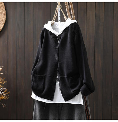 Swobodny i wygodny sweterek z kaszmiru w jednolitym kolorze, zapinany na guziki 03