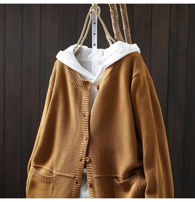 Swobodny i wygodny sweterek z kaszmiru w jednolitym kolorze, zapinany na guziki 03