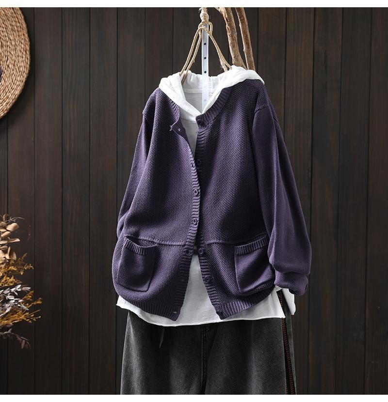 Swobodny i wygodny sweterek z kaszmiru w jednolitym kolorze, zapinany na guziki 03