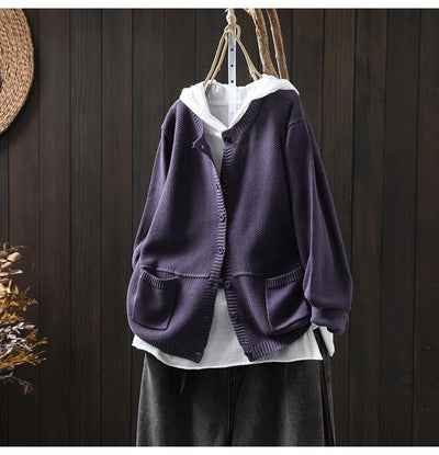 Swobodny i wygodny sweterek z kaszmiru w jednolitym kolorze, zapinany na guziki 03