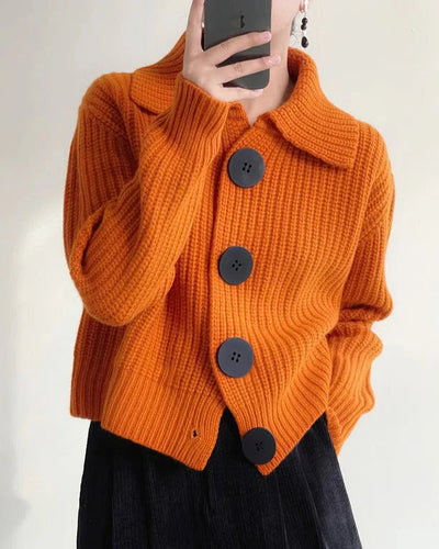 Wysokiej jakości, ciężki kardigan z kołnierzem z klapami, luźnym krojem i dużymi guzikami