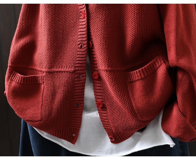 Swobodny i wygodny sweterek z kaszmiru w jednolitym kolorze, zapinany na guziki 03