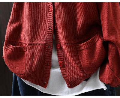 Swobodny i wygodny sweterek z kaszmiru w jednolitym kolorze, zapinany na guziki 03