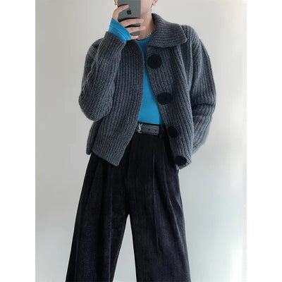 Wysokiej jakości, ciężki kardigan z kołnierzem z klapami, luźnym krojem i dużymi guzikami