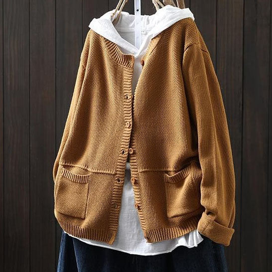 Swobodny i wygodny sweterek z kaszmiru w jednolitym kolorze, zapinany na guziki 03