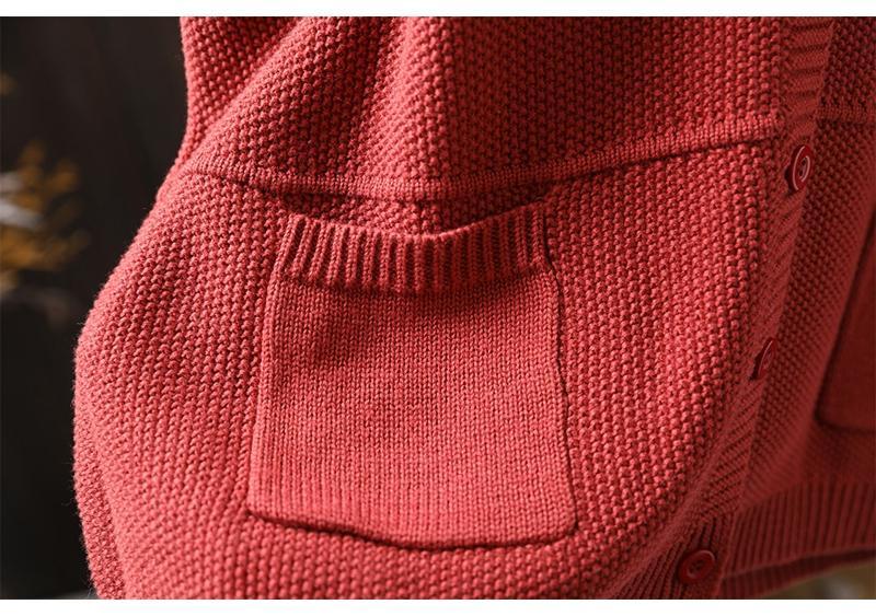 Swobodny i wygodny sweterek z kaszmiru w jednolitym kolorze, zapinany na guziki 03