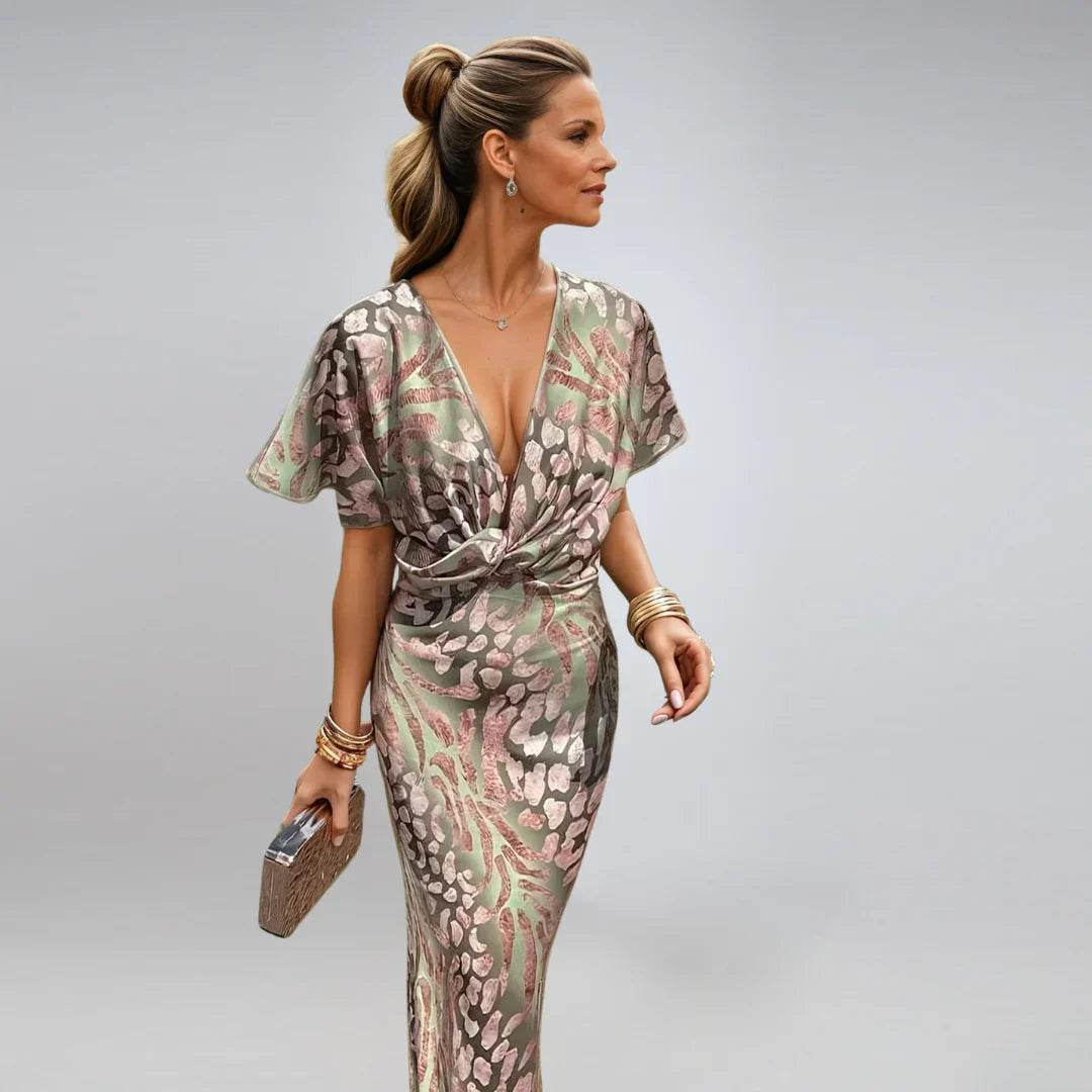 Kelsey - Długa sukienka z dekoltem w serek i skręconym detalem