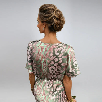 Kelsey - Długa sukienka z dekoltem w serek i skręconym detalem