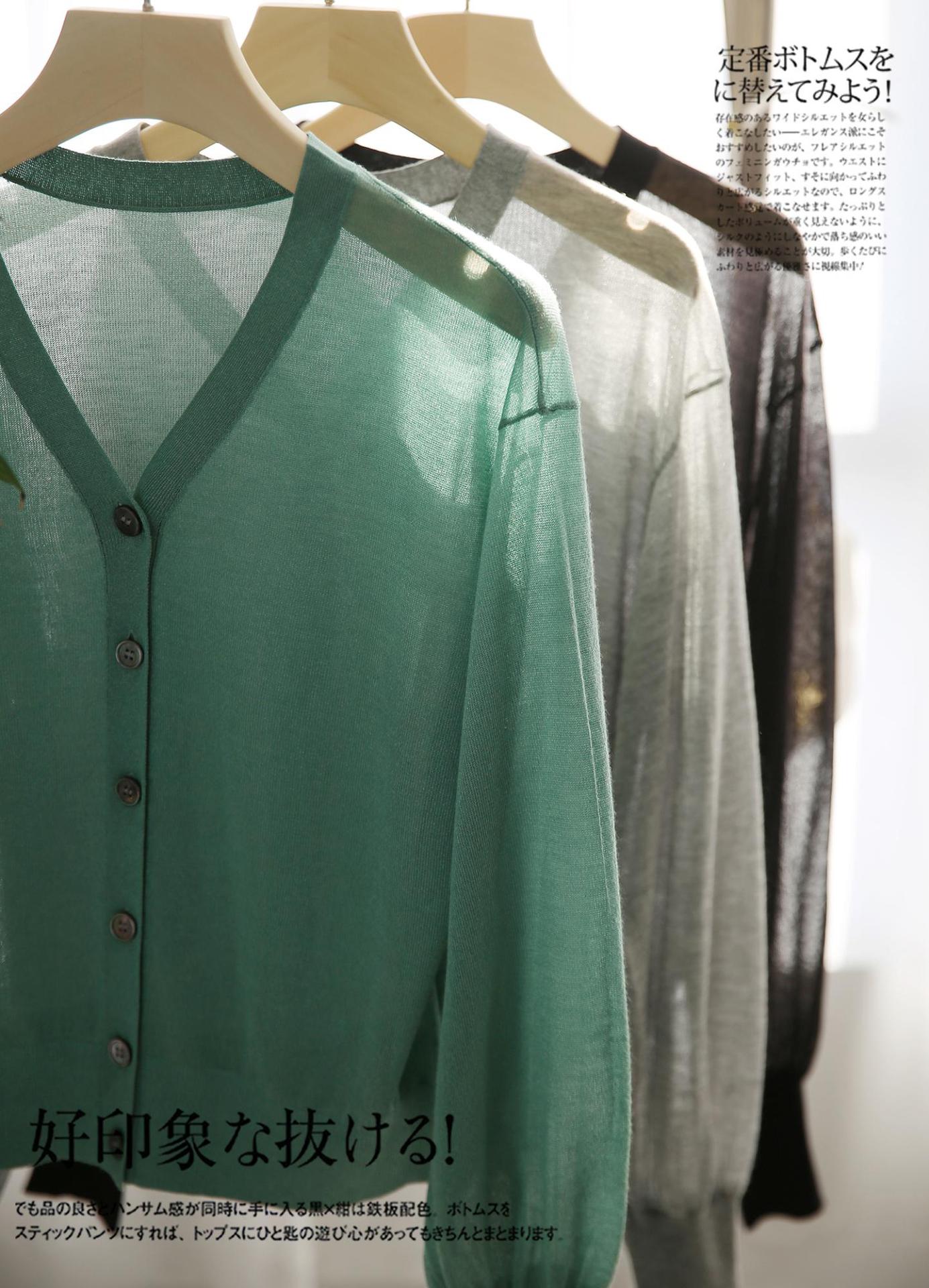 Elegancki i wygodny, lekki, oddychający damski kardigan w jednolitym kolorze z dekoltem w serek i guzikami