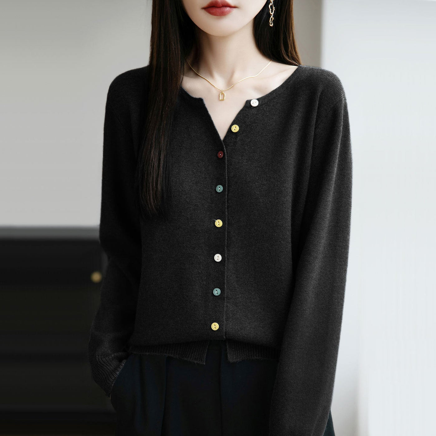 Elegancki i lekki damski kardigan z dekoltem w serek, zapinany na guziki, w różnych kolorach