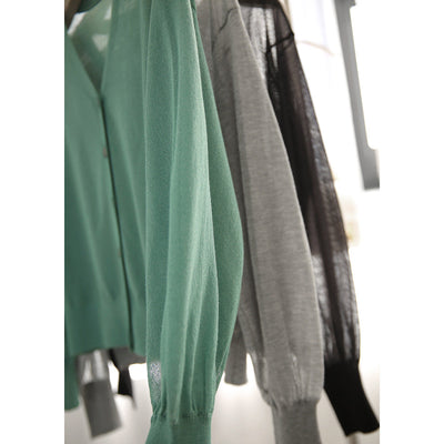 Elegancki i wygodny, lekki, oddychający damski kardigan w jednolitym kolorze z dekoltem w serek i guzikami