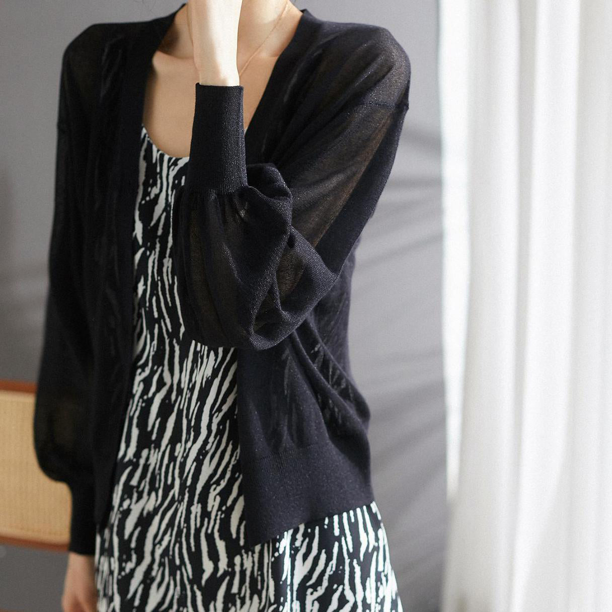 Elegancki i wygodny, lekki, oddychający damski kardigan w jednolitym kolorze z dekoltem w serek i guzikami