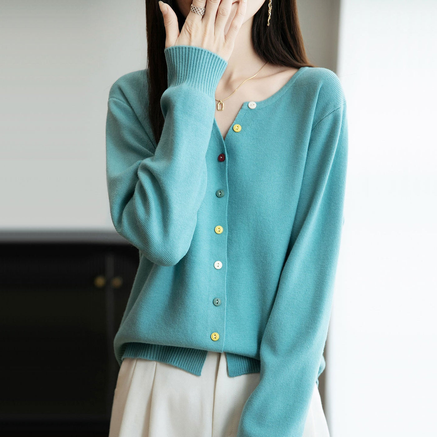 Elegancki i lekki damski kardigan z dekoltem w serek, zapinany na guziki, w różnych kolorach