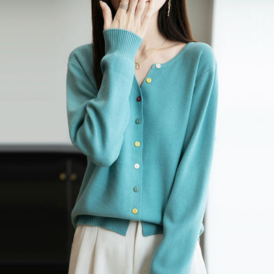 Elegancki i lekki damski kardigan z dekoltem w serek, zapinany na guziki, w różnych kolorach