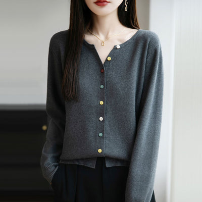 Elegancki i lekki damski kardigan z dekoltem w serek, zapinany na guziki, w różnych kolorach