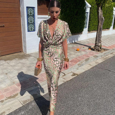 Kelsey - Długa sukienka z dekoltem w serek i skręconym detalem