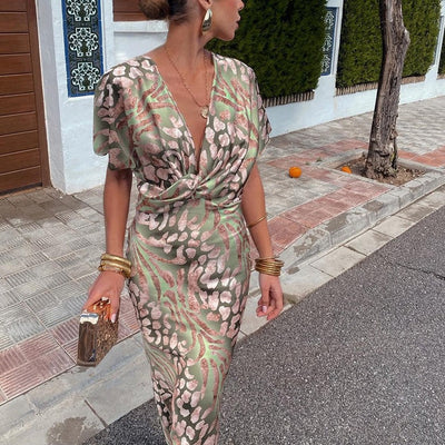 Kelsey - Długa sukienka z dekoltem w serek i skręconym detalem