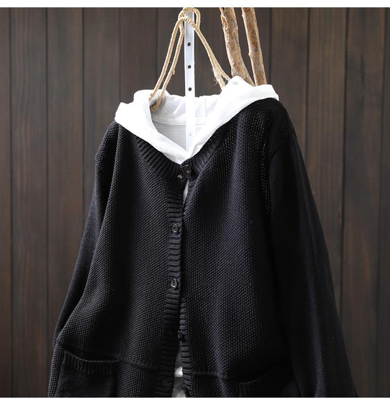 Swobodny i wygodny sweterek z kaszmiru w jednolitym kolorze, zapinany na guziki 03