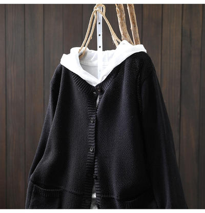 Swobodny i wygodny sweterek z kaszmiru w jednolitym kolorze, zapinany na guziki 03