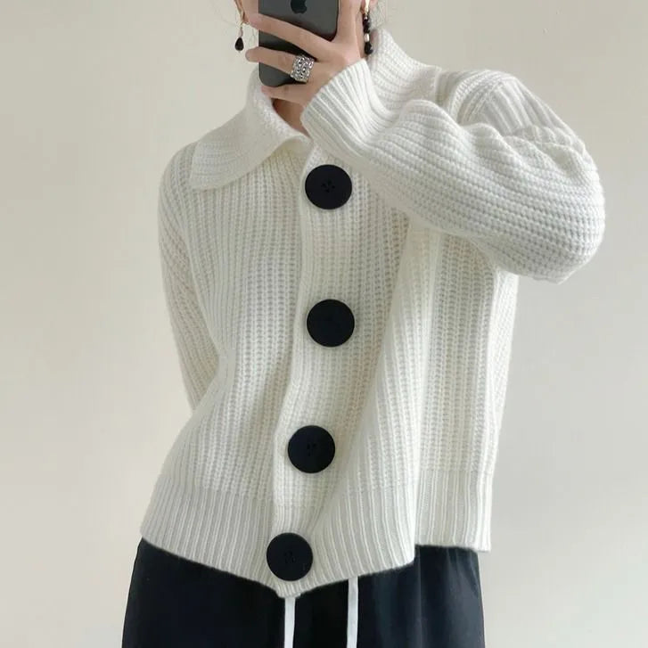 Wysokiej jakości, ciężki kardigan z kołnierzem z klapami, luźnym krojem i dużymi guzikami