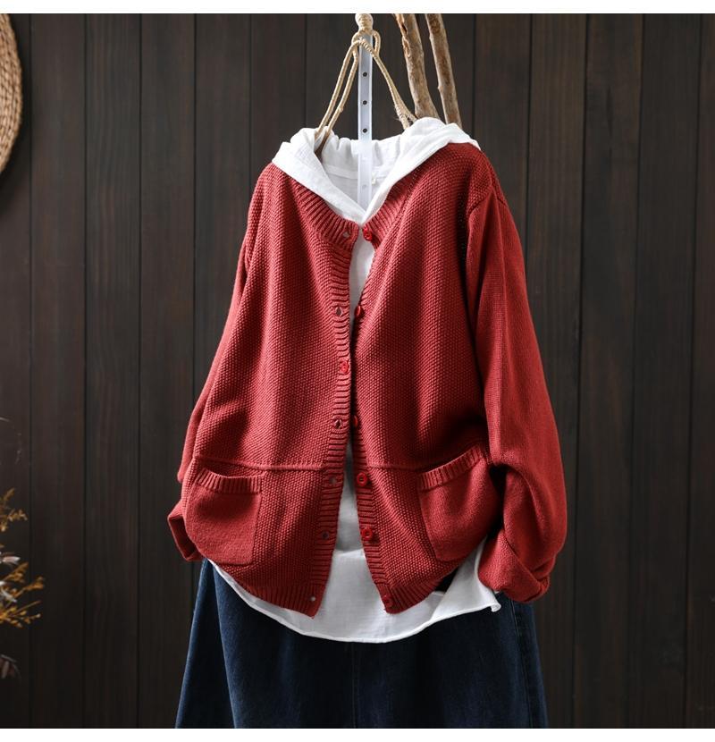 Swobodny i wygodny sweterek z kaszmiru w jednolitym kolorze, zapinany na guziki 03