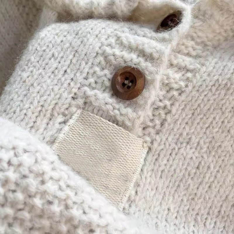 Luźny i wygodny gruby sweter z kapturem, dostępny w wielu kolorach