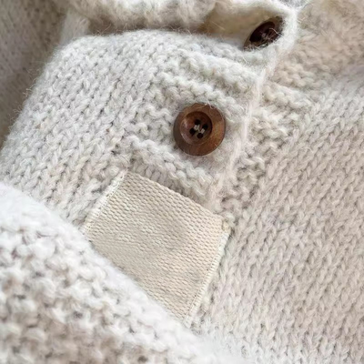 Luźny i wygodny gruby sweter z kapturem, dostępny w wielu kolorach